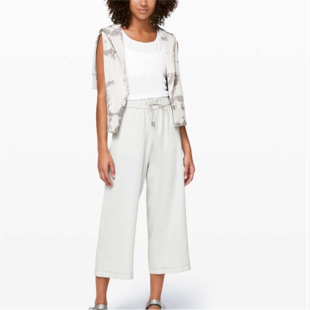 Lululemon On the Fly Wide-Leg 7/8 Pant Woven
Silverstone 8